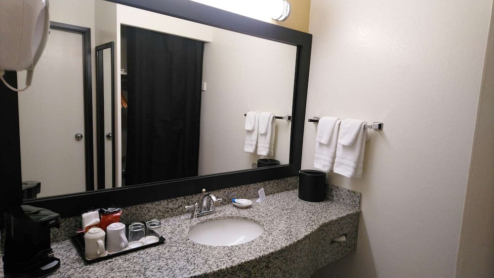 Standard Room, 1 Queen Bed, Non Smoking, Refrigerator & Microwave (With Single Sofabed) photo 1