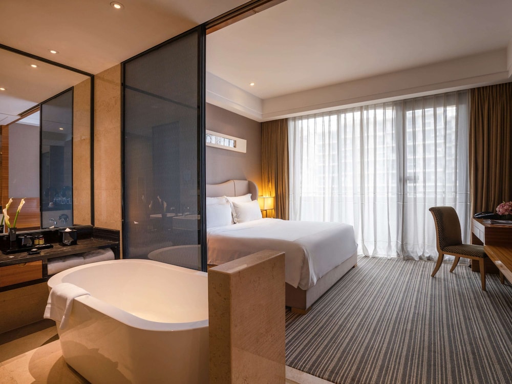 Deluxe Room, 1 King Bed, Balcony photo 1