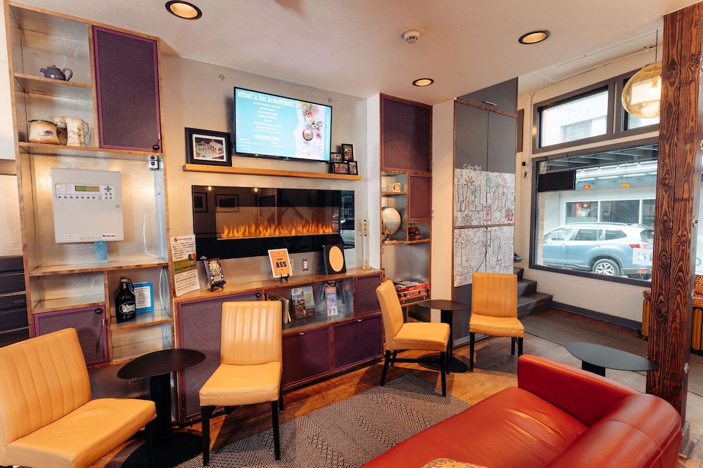 Deluxe King Suite photo 2