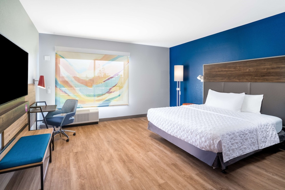 Room, 1 King Bed, Accessible (Roll-In Shower) - Photo 2