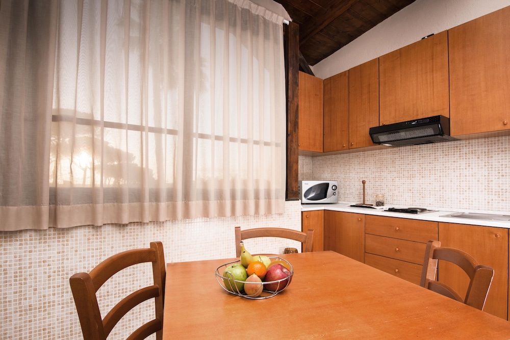 Standard Studio, 1 Queen Bed, Kitchenette, Pool View photo 3