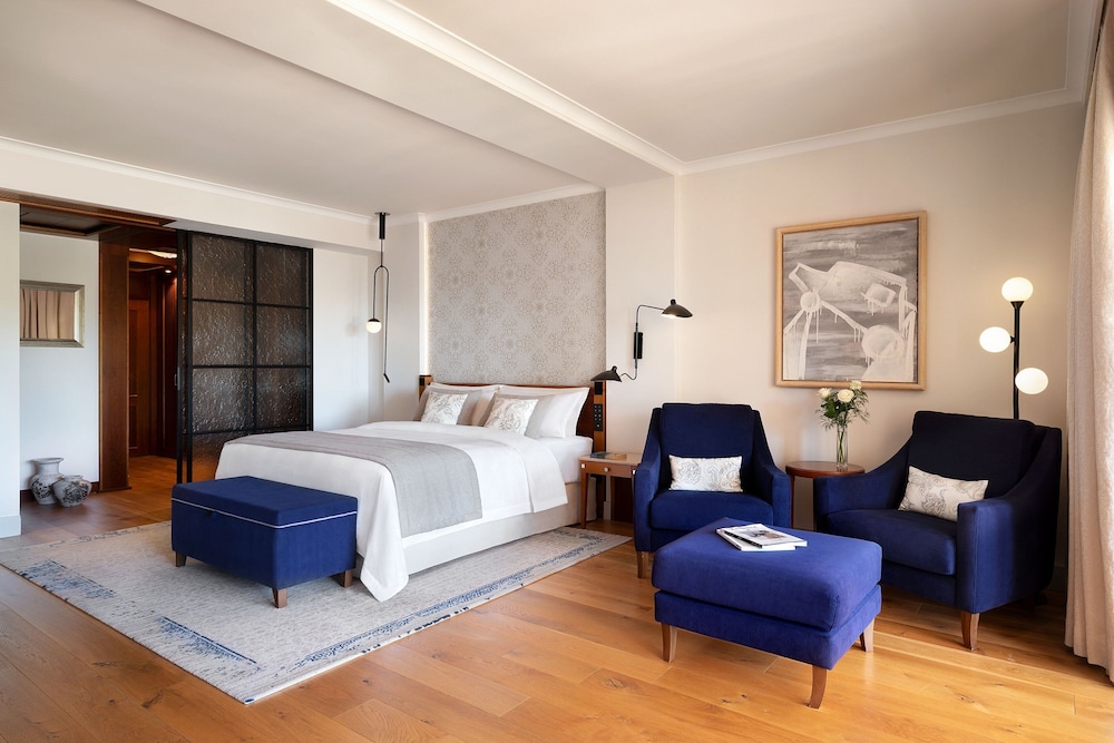 Junior Suite, 1 King Bed, Corner Sea View thumbnail 5