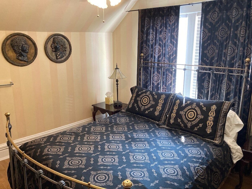 City Double Room, Shared Bathroom (Empire)