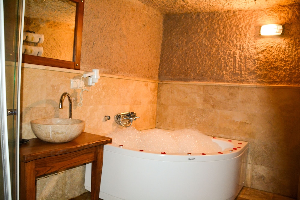 Cave Room, Jacuzzi photo 3
