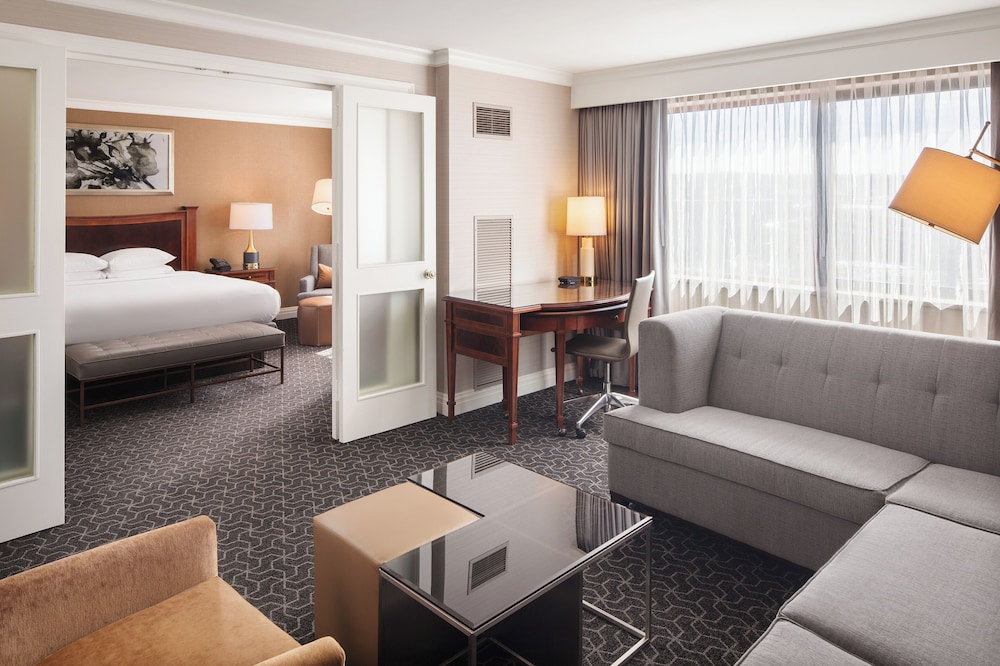 Junior Suite, 1 King Bed, Kitchen - Photo 2