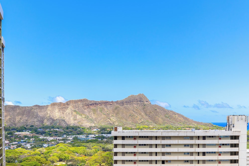Diamond Head and Ocean views with King Bed and Parking: Romantic Suite, 1 Bedroom, Balcony, Ocean View (0108) photo