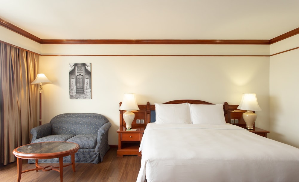 Premier Room, 1 King Bed - Photo 3