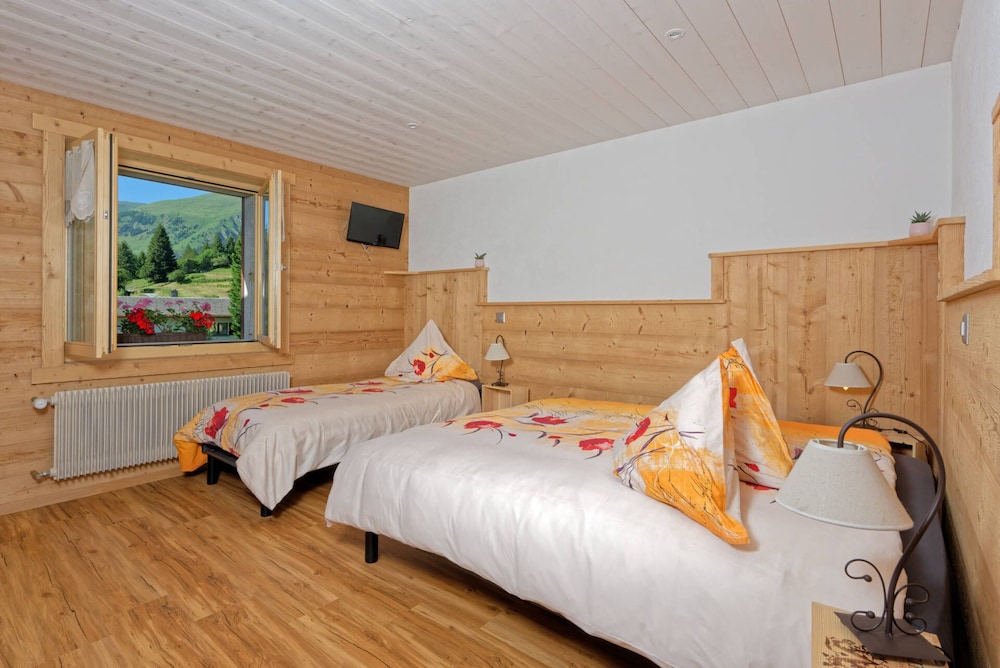 Family Quadruple Room, Non Smoking, Mountain View photo 3