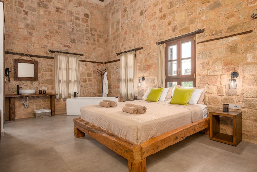 Honeymoon Room photo 1