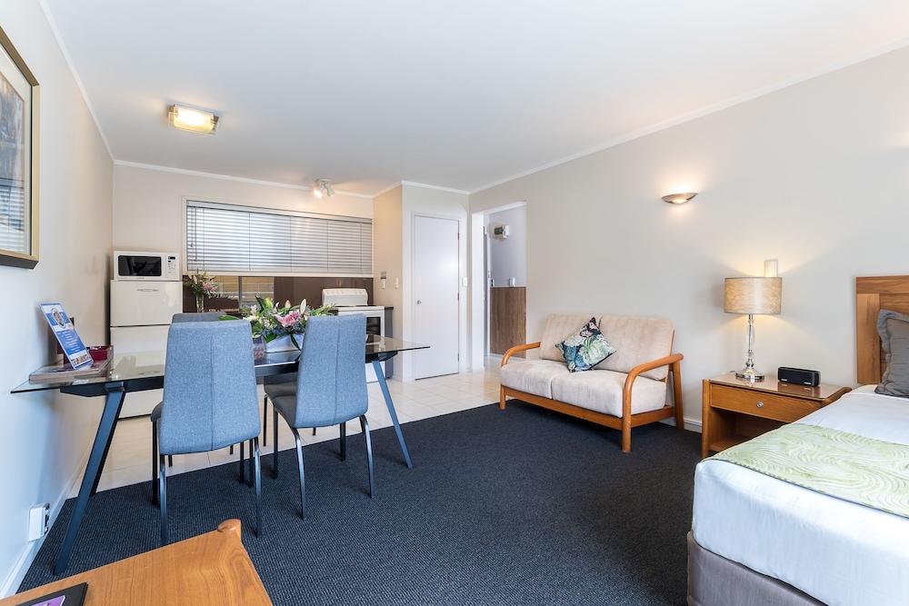 One Bedroom Suite, Multiple Beds, Non Smoking, Full Kitchen thumbnail 6