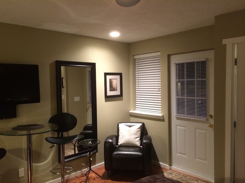 Cottage, 1 Queen Bed, Kitchenette (Mira)