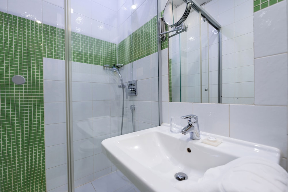 Standard Double Room - Photo 10