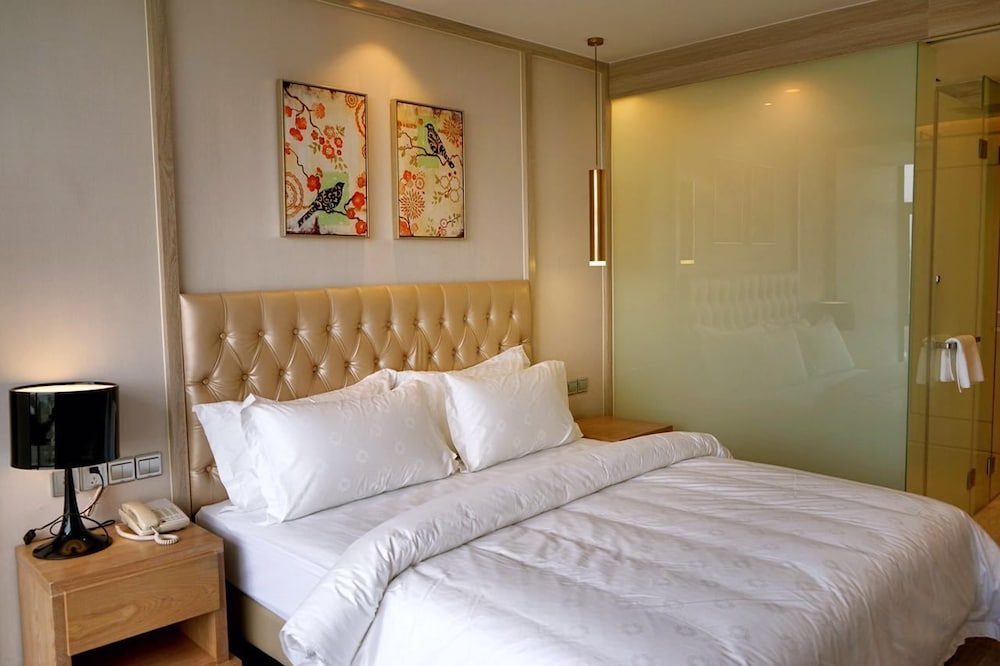 Double Room (Super Sassy)