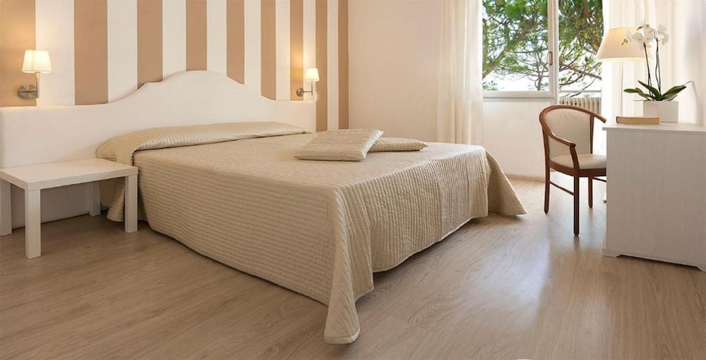 Double or Twin Room, Balcony, Partial Sea View - Photo 1