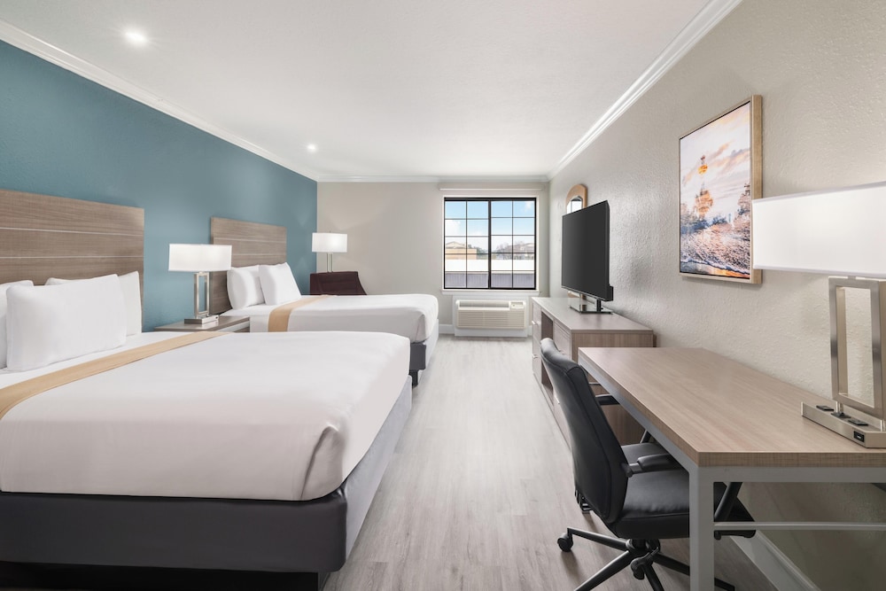Deluxe Room, 2 Queen Beds, Non Smoking photo 3