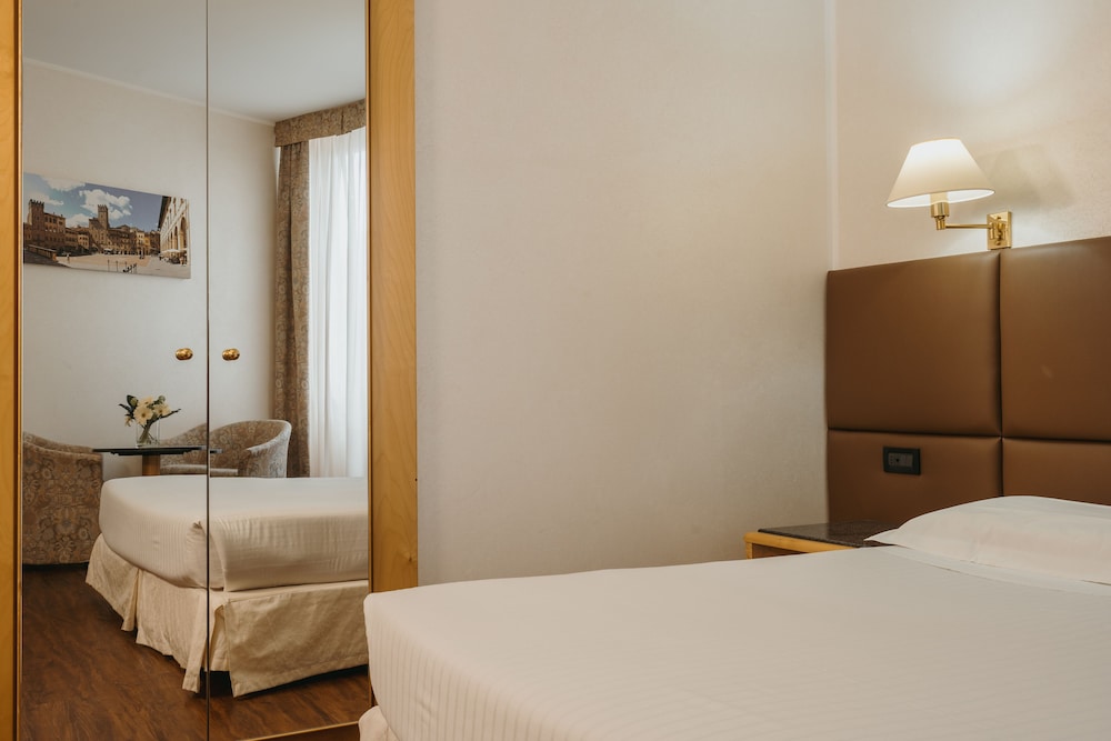 Basic Double or Twin Room - Photo 3