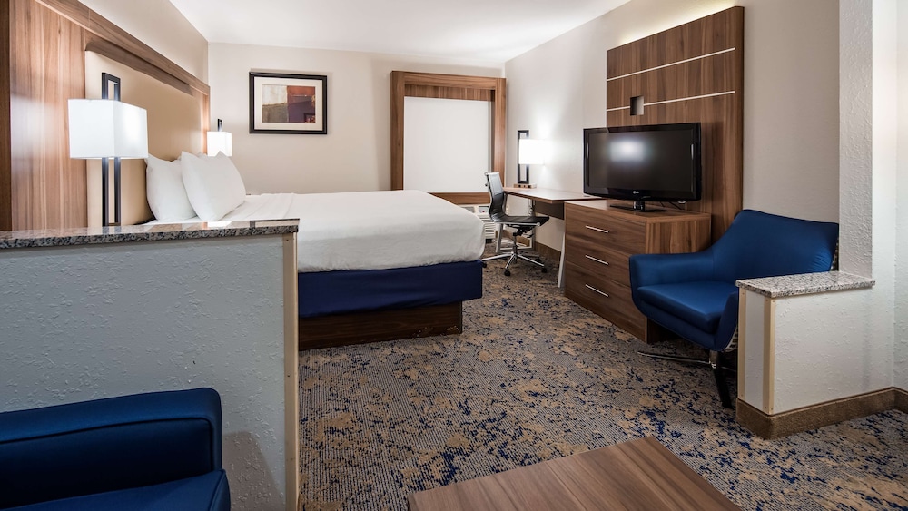 Business Room, 1 King Bed, Non Smoking, Refrigerator & Microwave (With Sofabed) - Photo 1