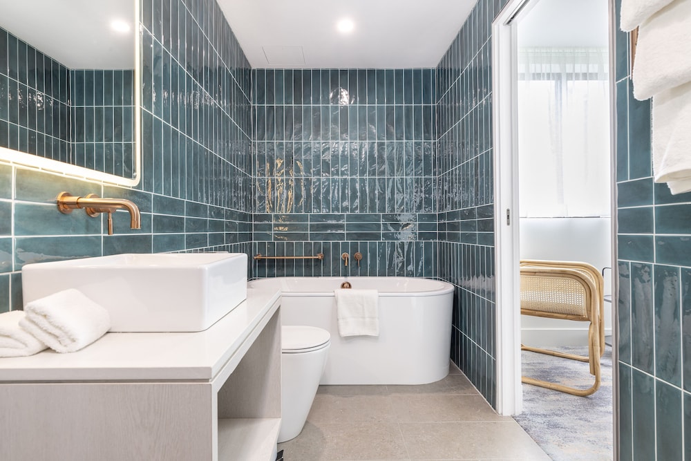 Deluxe King with Bath - Photo 6
