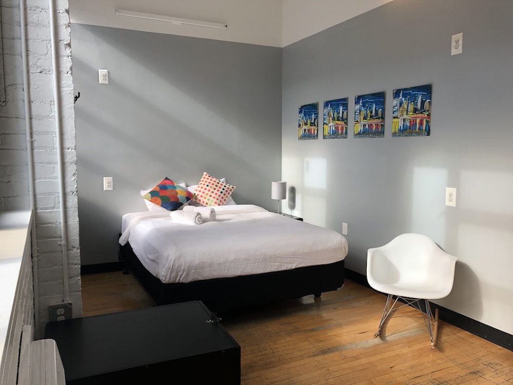 Private Queen Room with Ensuite Bathroom (1 bed) photo 1
