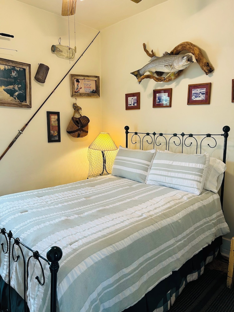 Basic Single Room Fishin' Hole (Shared bathroom, Upstairs)