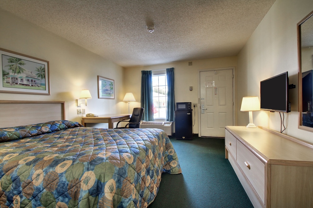 Deluxe Single Room, 1 King Bed, Smoking photo 2