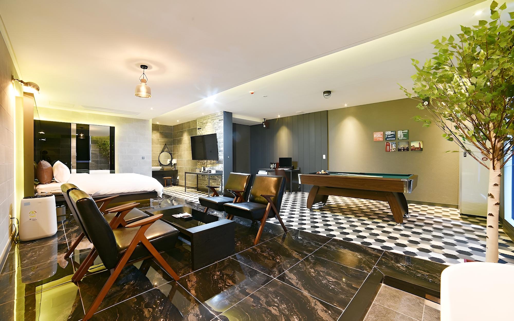 Room (Suite (Party billiard room styler equ) - Photo 4