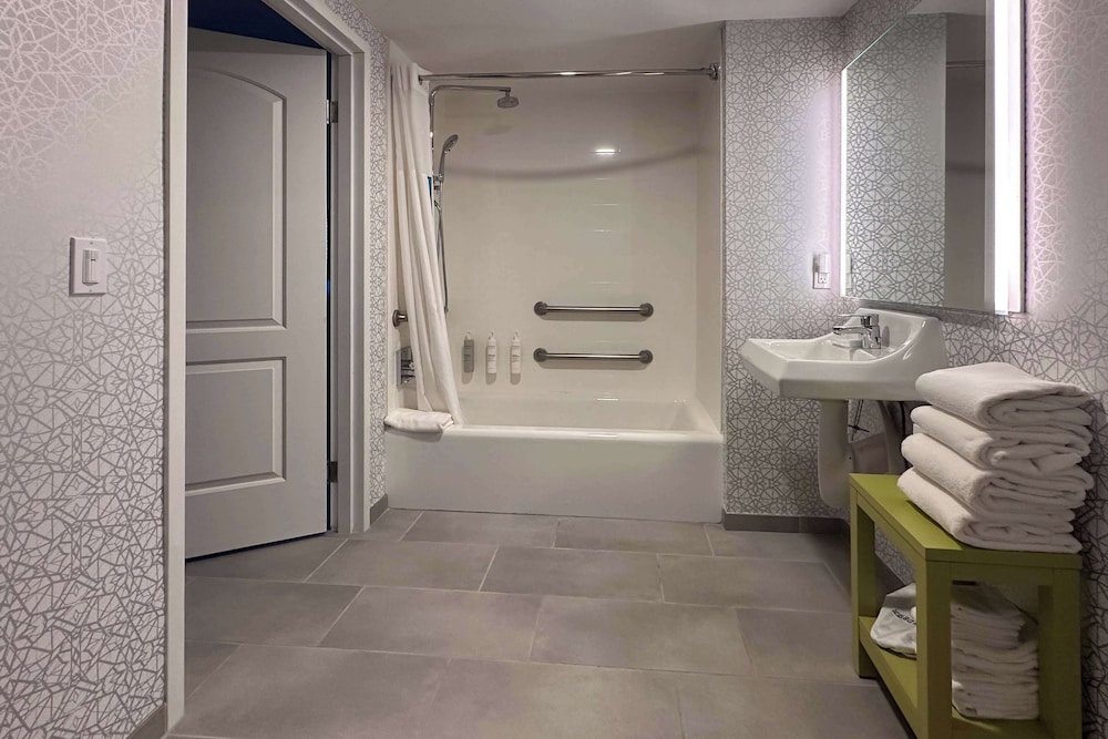 Suite, 2 Queen Beds, Accessible, Non Smoking - Photo 7