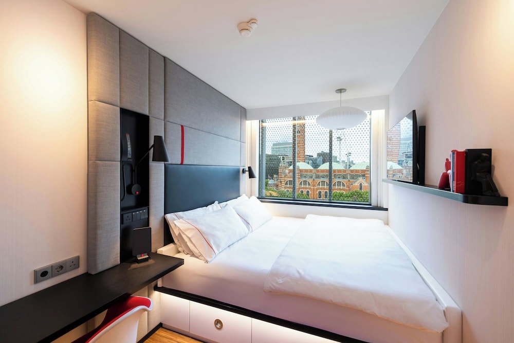 Premium Room, 1 King Bed (View) photo 1