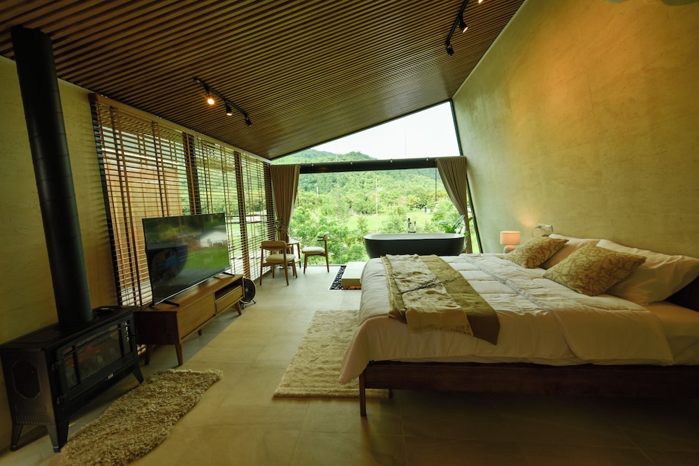 Luxury Cabin, Hill View
