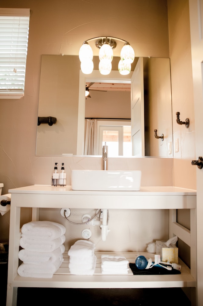 Premium Studio, 1 King Bed, Kitchenette, Valley View photo 2