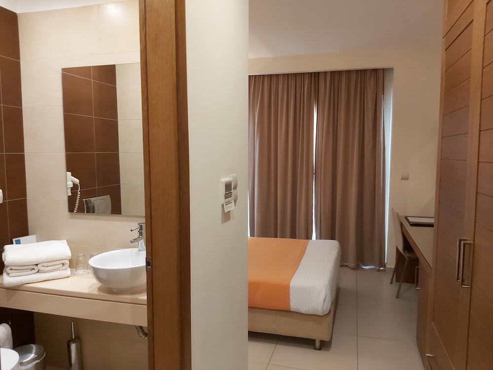 Standard Room, City View - Photo 3