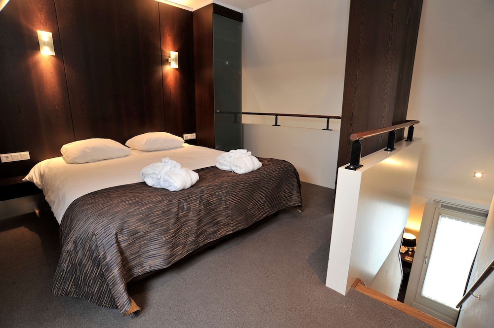 Suite, 1 King Bed, Balcony - Photo 6