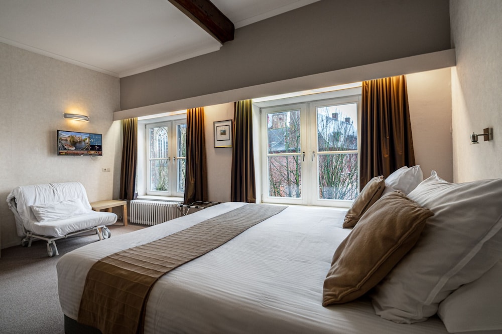 Basic Double or Twin Room, Canal View - Photo 10
