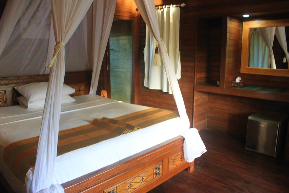 Superior Bungalow, 1 King Bed, Pool View photo 1