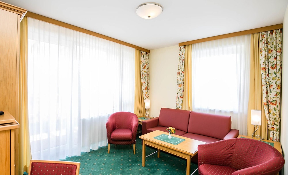 Family Suite, 2 Bedrooms, Balcony, Mountain View photo 2