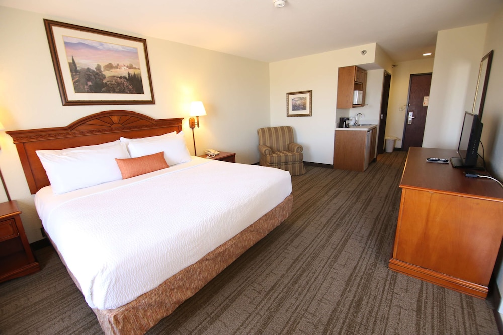 Standard Room, 1 King Bed, Jetted Tub, Golf View - Photo 1