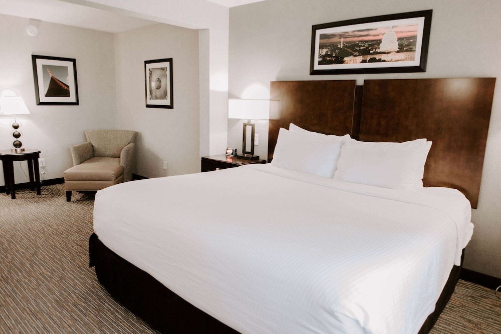 Standard Room, 1 King Bed, Accessible - Photo 1
