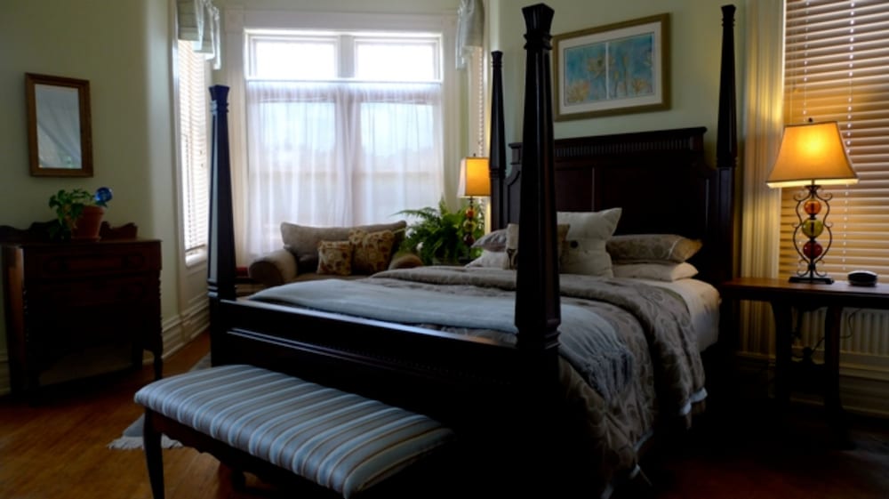 Deluxe Suite, 1 Queen Bed (Turret Suite) photo 1