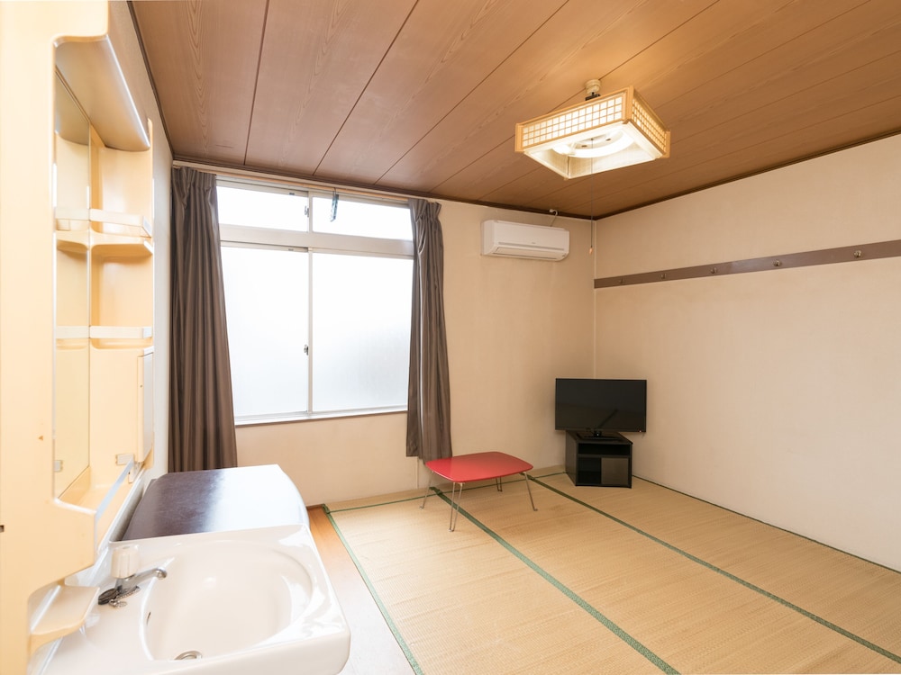 Japanese Room- Single Occupancy With Shared Washroom (Smoking) photo 1