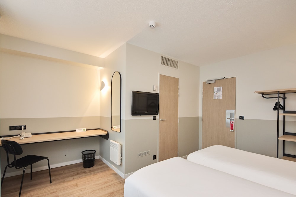 Standard Twin Room, 2 Twin Beds - Photo 7