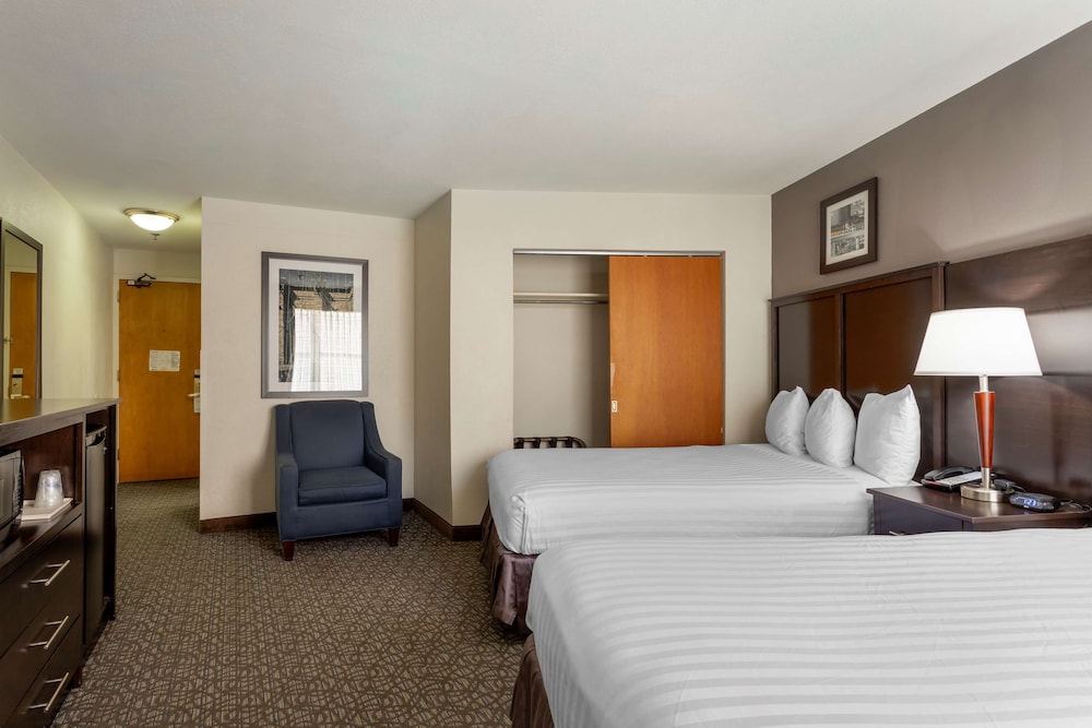Business Room, 2 Queen Beds, Non Smoking, Microwave photo 1