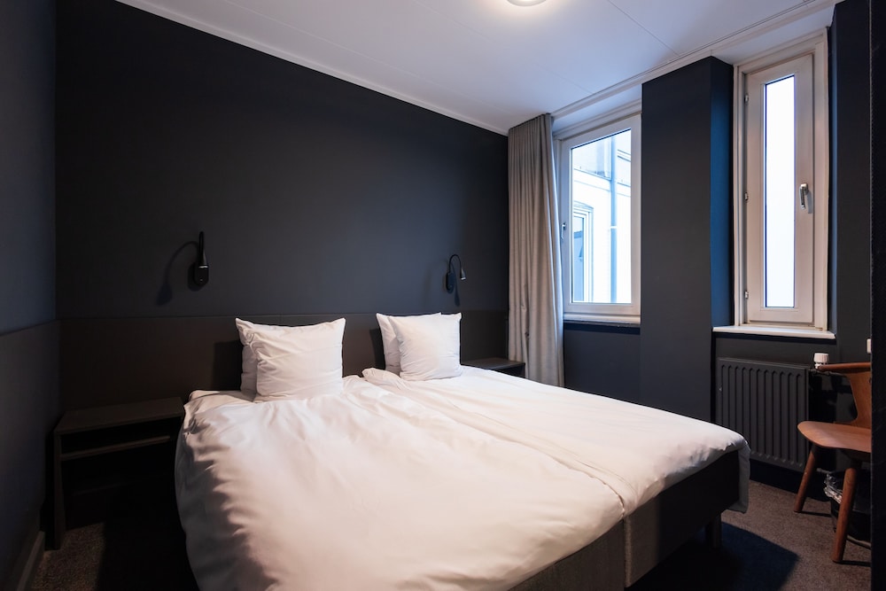 Standard Double Room, 1 King Bed thumbnail 5