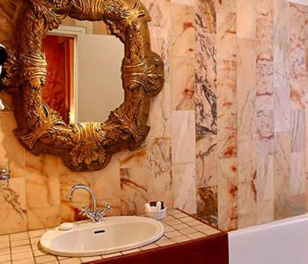Superior Double Room thumbnail 6