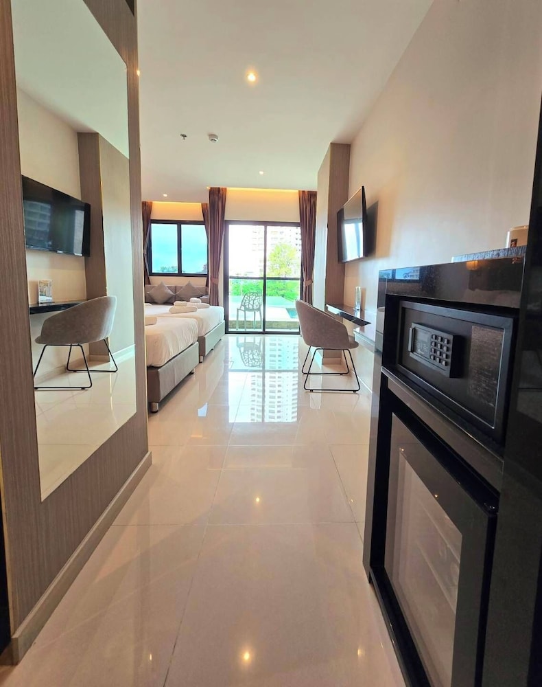 Deluxe Triple Room with Balcony - Photo 7