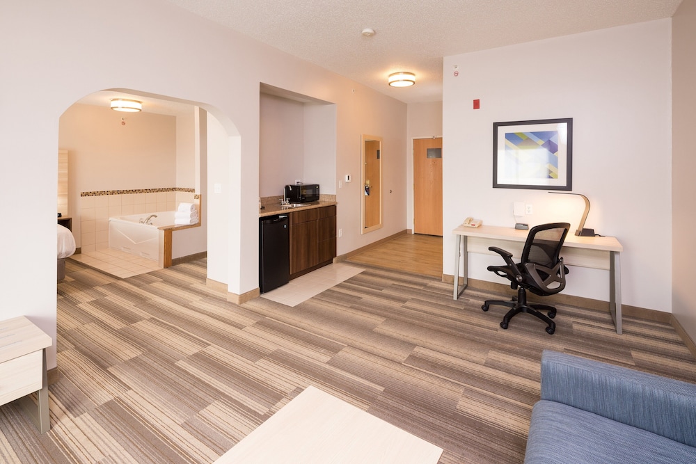 Suite, 1 King Bed, Jetted Tub - Photo 4