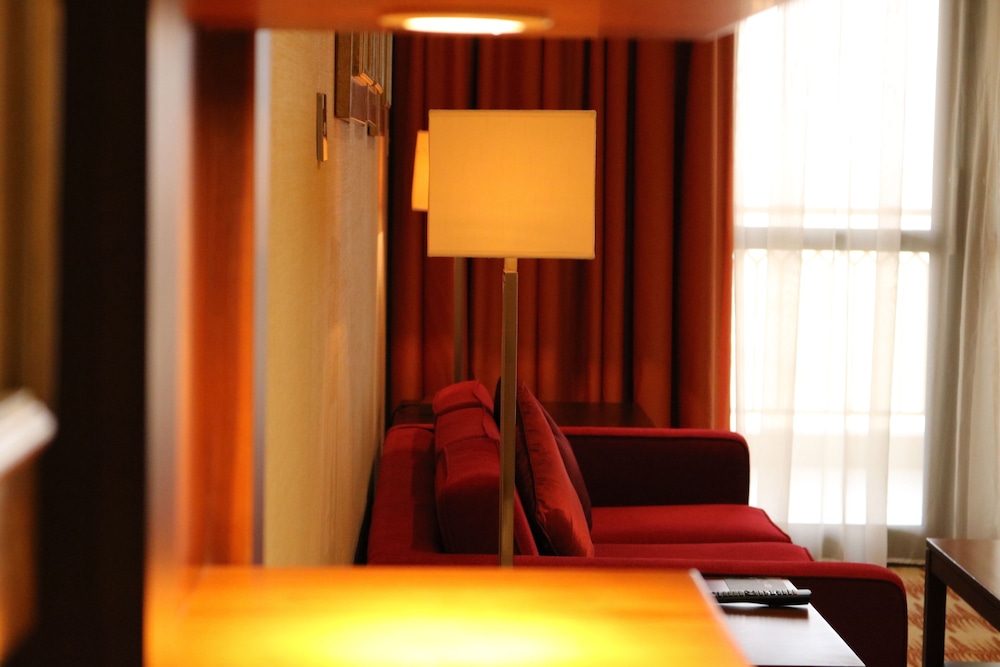 Suite, 1 Bedroom, Balcony - Photo 31