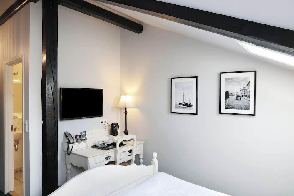 Standard Double or Twin Room - Photo 5