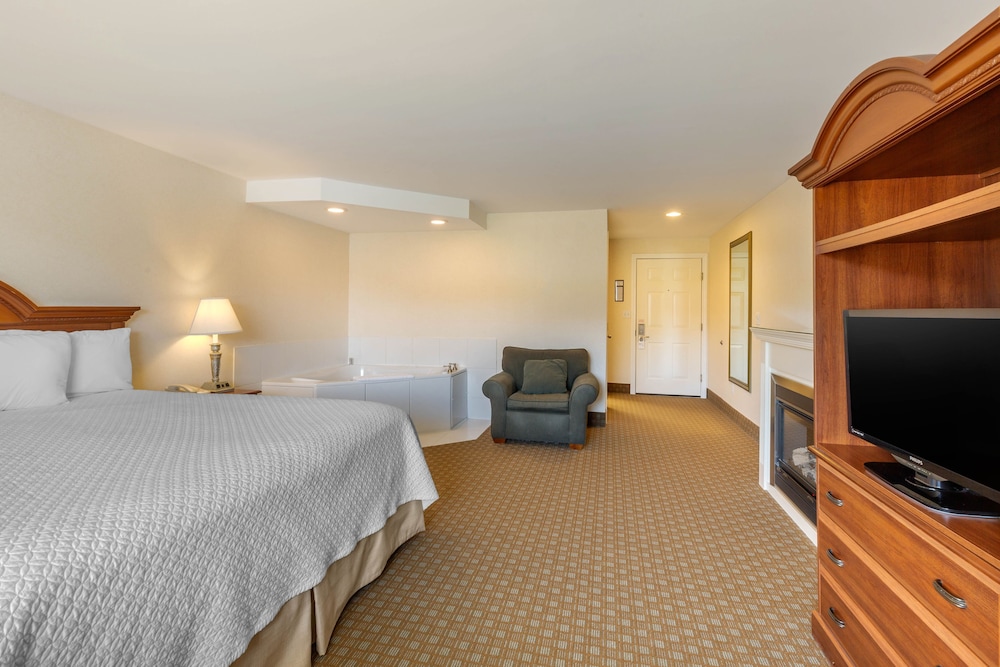Luxury King with Spa Tub and Fireplace photo 1