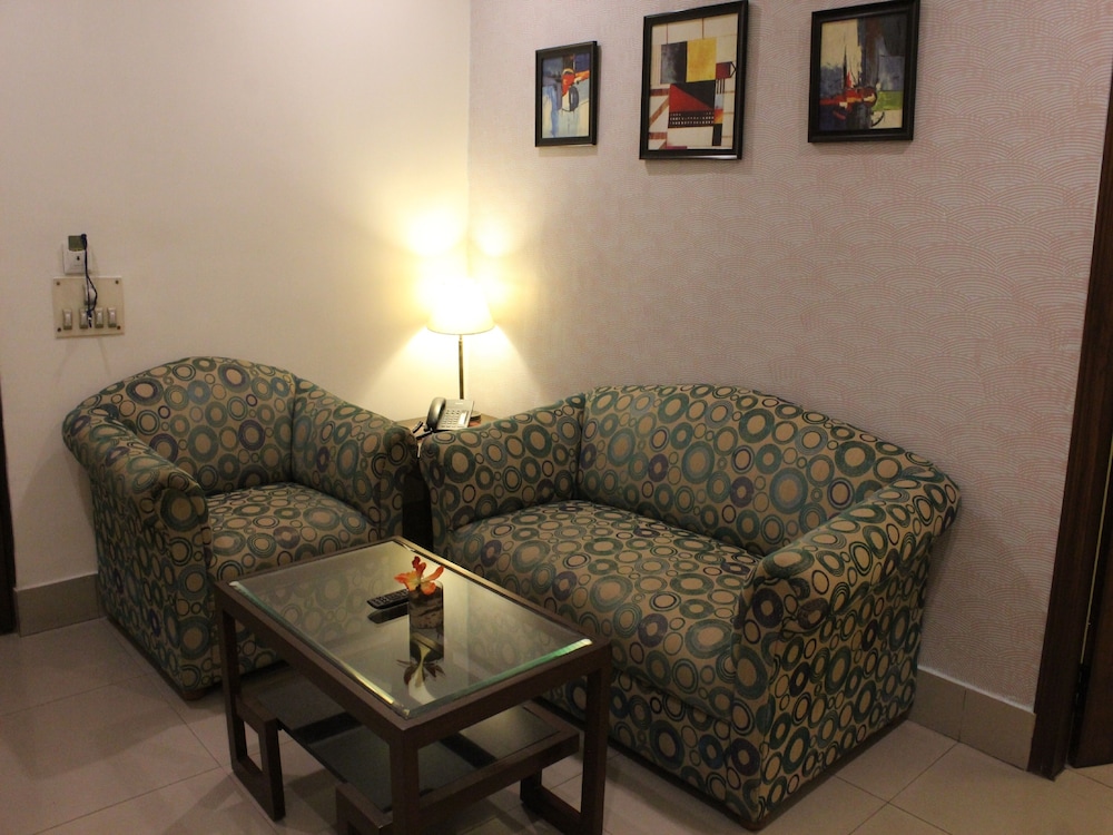 Executive Suite, 1 King Bed, City View - Photo 7