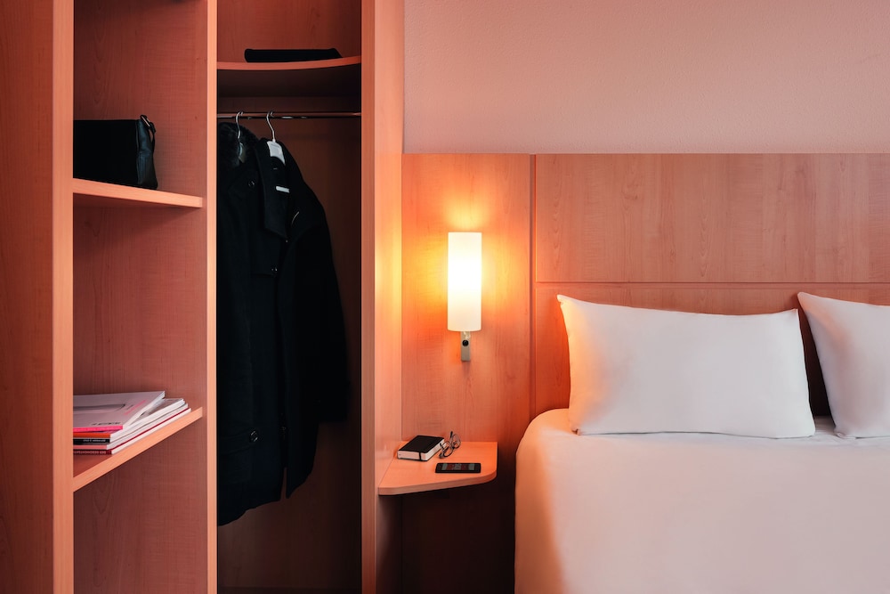 Standard Room, 2 Twin Beds - Photo 8